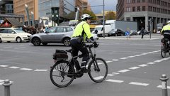 Naravnost spektakularen filmski lov nemških policistov za golim moškim!