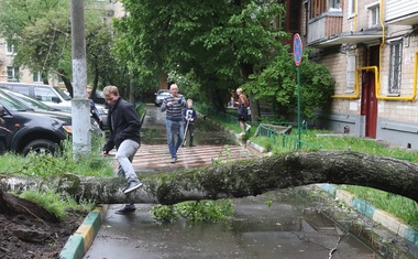 Po Moskvi pustošilo neurje z največ smrtnimi žrtvami v več kot 100 letih!