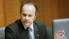 Milijardo dolarjev v NLB sta skupaj prali tako koalicija kot opozicija!