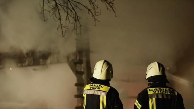 Ljutomer: Skladišča z odpadnimi svečami ni uspelo rešiti niti 300 gasilcem! (foto: Tamino Petelinšek/STA)