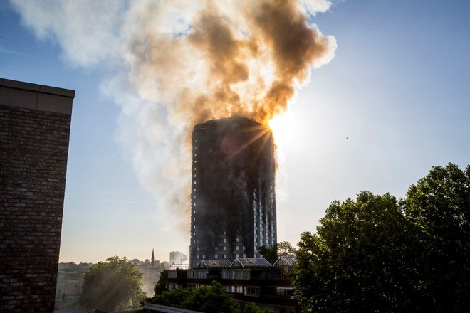 V Londonu gori stolpnica s 120 stanovanji! Z ognjem se bori 200 gasilcev! (foto: profimedia)