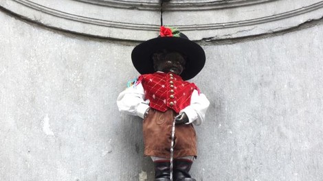 Bruseljski Manneken Pis bo že četrtič oblečen po slovensko