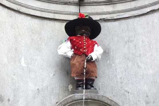 Bruseljski Manneken Pis bo že četrtič oblečen po slovensko