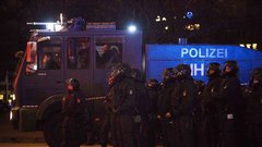 Policija z vodnim topom nad protestnike proti vrhu G20
