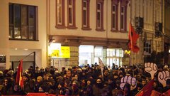 Policija z vodnim topom nad protestnike proti vrhu G20