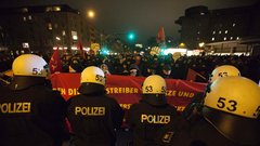 Policija z vodnim topom nad protestnike proti vrhu G20
