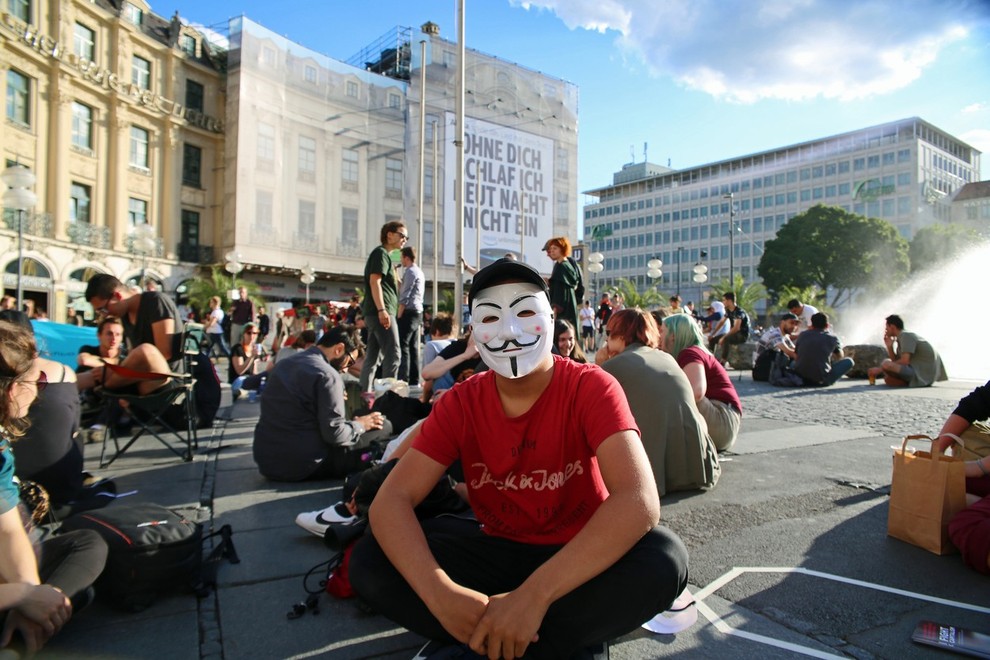 Policija z vodnim topom nad protestnike proti vrhu G20