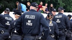 Policija z vodnim topom nad protestnike proti vrhu G20