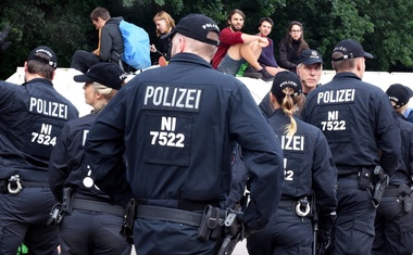 Policija z vodnim topom nad protestnike proti vrhu G20