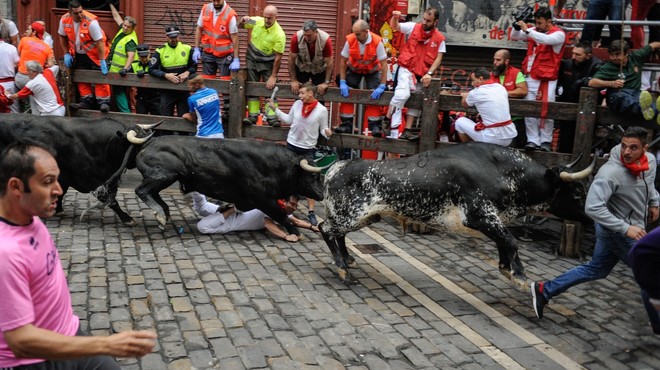 Prvi dan teka v Pamploni biki na roge nabodli enega Španca in dva Američana! (foto: profimedia)