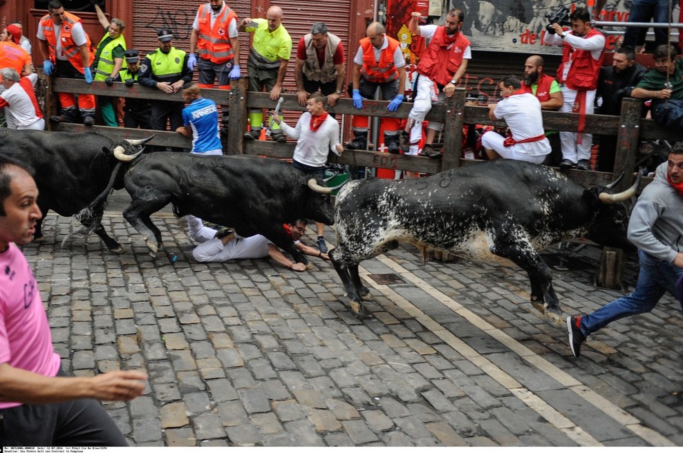 Prvi dan teka v Pamploni biki na roge nabodli enega Španca in dva Američana! (foto: profimedia)