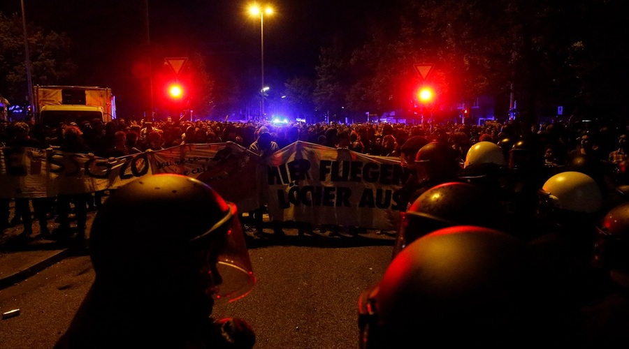 V izgredih v Hamburgu poškodovanih 76 policistov (foto: profimedia)