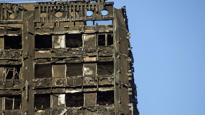 Pri preživeli deklici v požaru v londonski stolpnici ugotovili zastrupitev s cianidom (foto: profimedia)