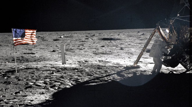 Armstrongovo torbo za lunin prah prodali za 1,8 milijona dolarjev (foto: profimedia)