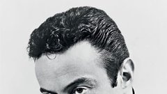 Lenny Bruce (1925–1966) je bil  kontroverzen stand- up  komik,  norčeval  se je iz morale na polovici  20.  stoletja.   Dustin Hoffman ga je upodobil  leta 1974 v filmu Lenn