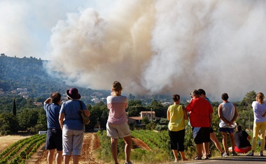 Na jugu Francije zaradi požara evakuirali najmanj 10.000 ljudi