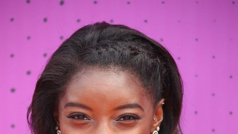 Simone Biles po operaciji modrostnega zoba z oboževalci delila video, ko je še pod vplivom anastetika!