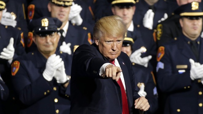 Trump policistom priporočil, naj ne bodo preveč nežni z osumljenci (foto: profimedia)
