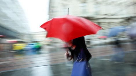Veter ponekod razkriva strehe, meteorna voda zaliva kleti