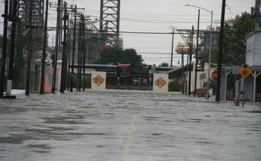 Tropska nevihta Harvey že dosegla obalo Louisiane