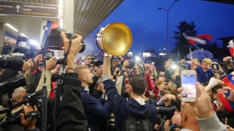Navijači dočakali košarkarje na Brniku, potem pa še v Ljubljani!