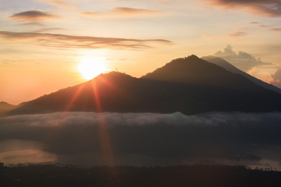 Skoraj 50.000 ljudi na Baliju beži pred vulkanom
