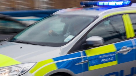 Rop zlatarne v Londonu bi se težko bolj sfižil! Šest roparjev na begu z enim mopedom!