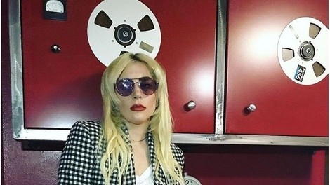 Nekdanji ameriški predsedniki na odru z Lady Gaga, ki je za žrtve orkanov sama donirala milijon evrov!