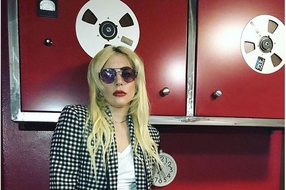 Nekdanji ameriški predsedniki na odru z Lady Gaga, ki je za žrtve orkanov sama donirala milijon evrov! (foto: profimedia)