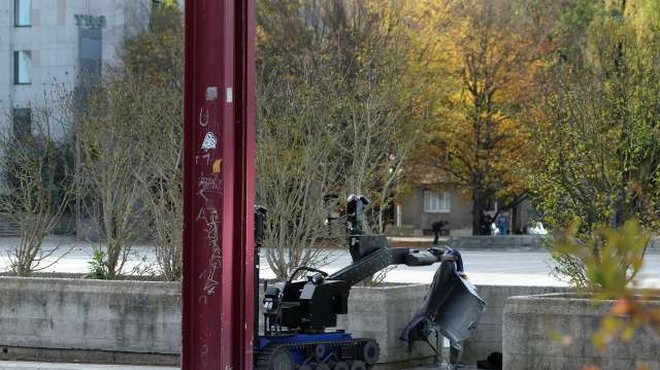 Bombni tehniki razstrelili kovček na Trgu republike, vsebina ni bila nevarna (foto: STA)