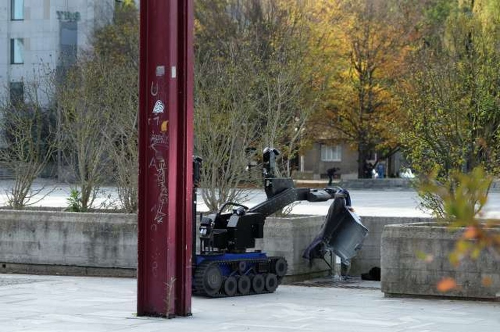 Bombni tehniki razstrelili kovček na Trgu republike, vsebina ni bila nevarna (foto: STA)
