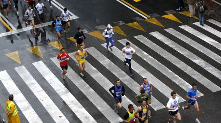 Prehodi preko trase in dostop do UKC v času ljubljanskega maratona (foto: Stanko Gruden/STA)