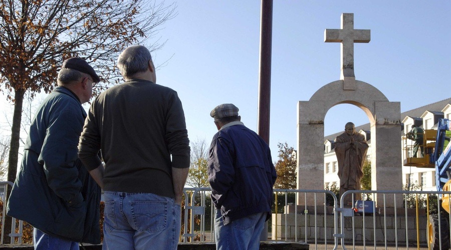 V Franciji sodišče naložilo odstranitev križa nad kipom papeža Janeza Pavla II. (foto: profimedia)