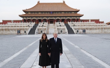Trump poln hvale na račun kitajskega predsednika Xija, Melania pa je božala pande!