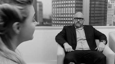 Spolno nadlegovanje priznal tudi ameriški komik Louis C.K.