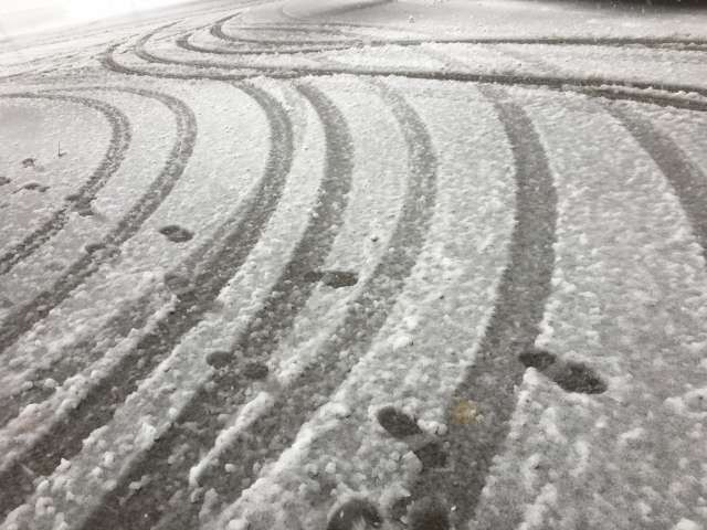 Zimski služb sneg ni presenetil, ceste so že posute! (foto: STA )