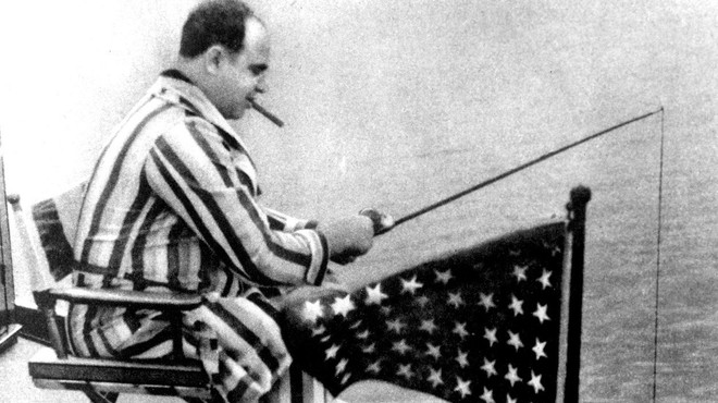 Na fotografiji je Al Capone v trenutku, ko ribari s svoje jahte! (foto: profimedia)