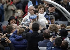Papež Frančišek ob svetovnem dnevu revežev deli hrano
