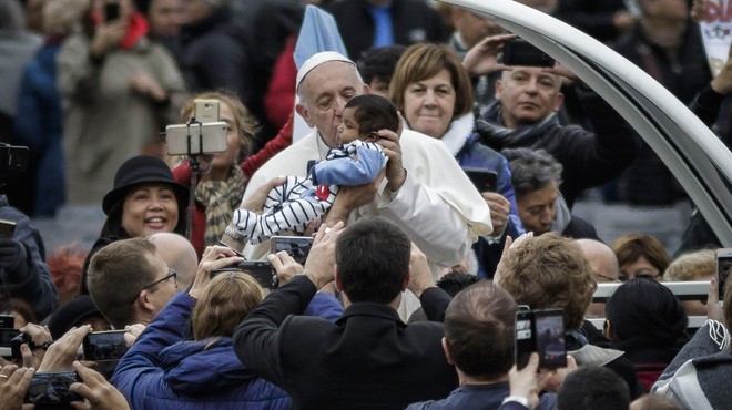 Papež Frančišek ob svetovnem dnevu revežev deli hrano (foto: profimedia)