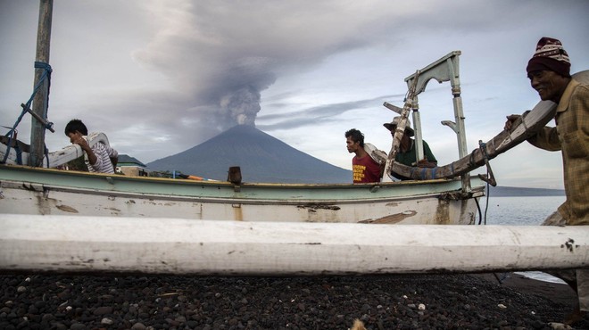 Na Baliju v strahu pred izbruhom vulkana odredili evakuacijo 100.000 ljudi (foto: profimedia)