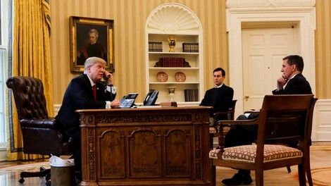 Trump v Beli hiši priredil praznično zabavo za novinarje, tudi za tiste iz 'lažnih medijev'!