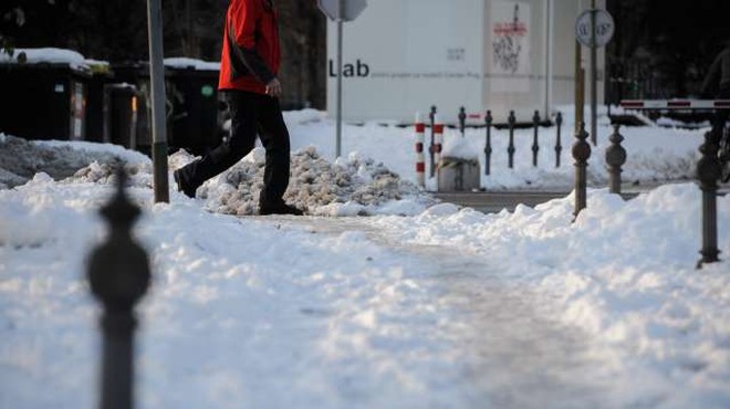 Sneženje po državi ponehalo, težave predvsem v prometu in pri oskrbi z elektriko (foto: Nebojša Tejić/STA)