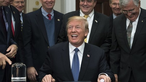 Donalda Trumpa pozivajo k odstopu zaradi spolnih nadlegovanj