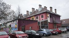 Na dan javne dražbe hostla Celica protest proti napadu na Metelkovo