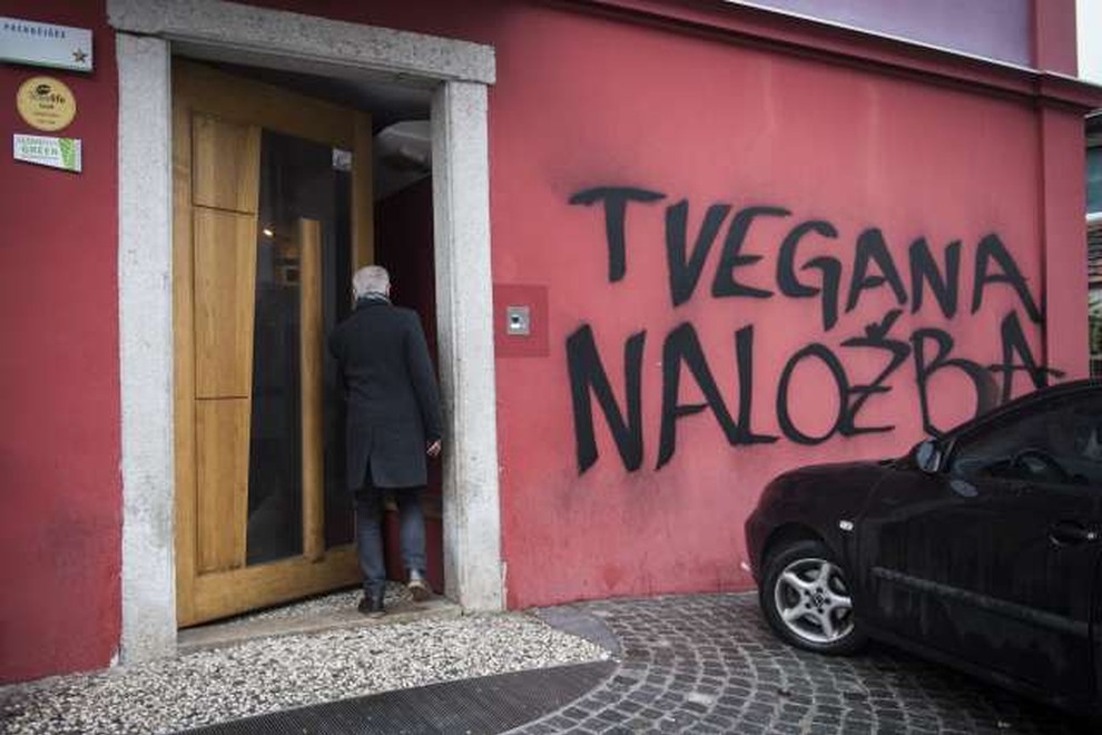 Na dan javne dražbe hostla Celica protest proti napadu na Metelkovo