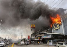 Jug Filipinov poleg viharja prizadel še smrtonosen požar