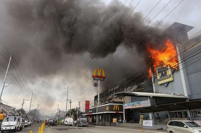 Jug Filipinov poleg viharja prizadel še smrtonosen požar (foto: Xinhua/STA)