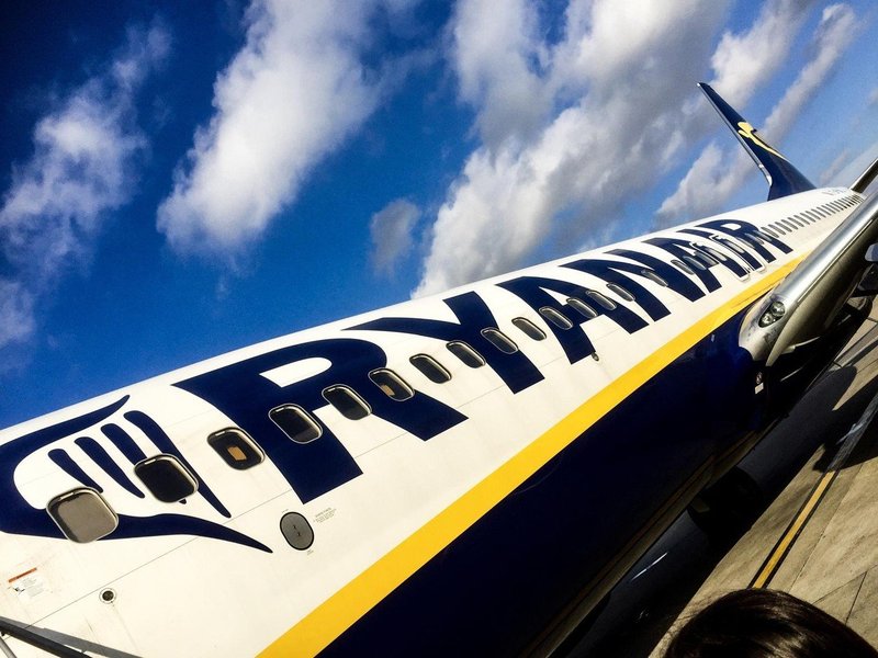 Velika sprememba za tiste, ki potujejo z letali Ryanair: potniki bodo od zdaj naprej morali ...