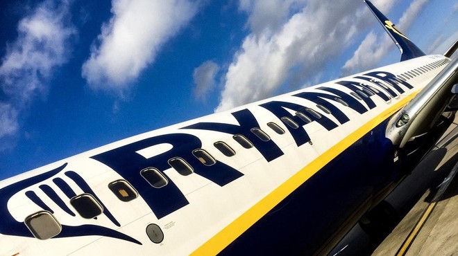 Ryanairovega potnika, ki je zaradi predolgega čakanja sedel na krilo letala, aretirali! (foto: profimedia)