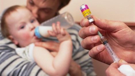 Okoli 250 ljudi je bilo na pediatrični kliniki v stiku z odraslim obiskovalcem, ki je bil okužen z ošpicami!